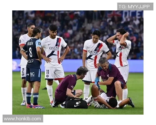 足球巨星突遭重伤离场引发球迷担忧未来职业生涯走势 足球巨星突遭重伤离场引发球迷担忧未来职业生涯走势